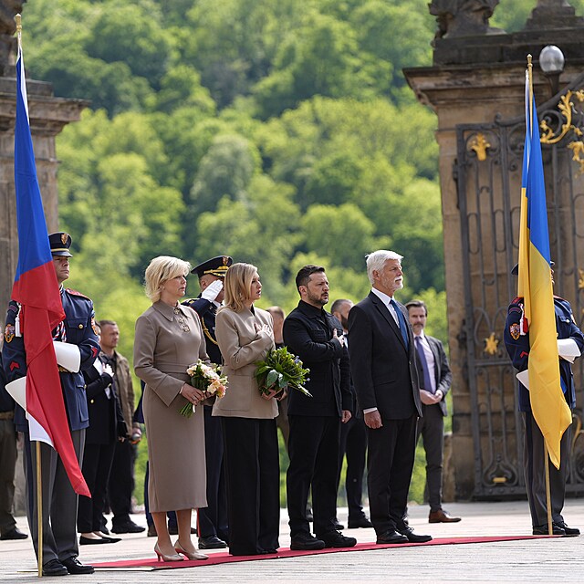 Ukrajinský prezident Volodymyr Zelenskyj je po necelých dvou letech znovu na návštěvě Česka. Na Pražském hradě ho přivítal jeho protějšek Petr Pavel s manželkou Evou. (4. května 2025)