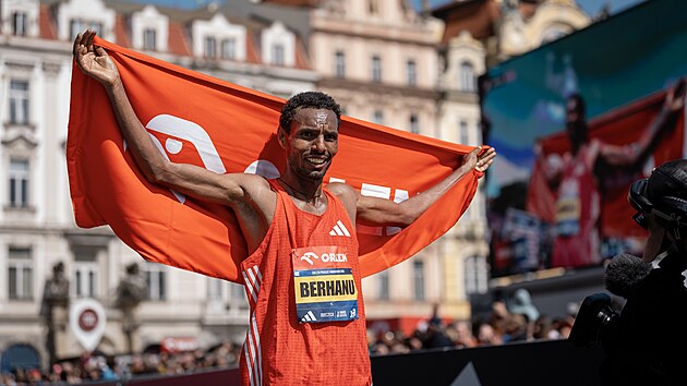 Etiopan Lemi Berhanu Haile jako prvn&iacute; obh&aacute;jil v&iacute;tězstv&iacute; v Pražsk&eacute;m maratonu.