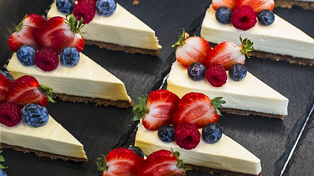 Dorty z produkce kavárny Cukrové nebe v Brně. Vlastní ji Iva Spasiuková s Jaroslavem Schimmerem. (květen 2025)