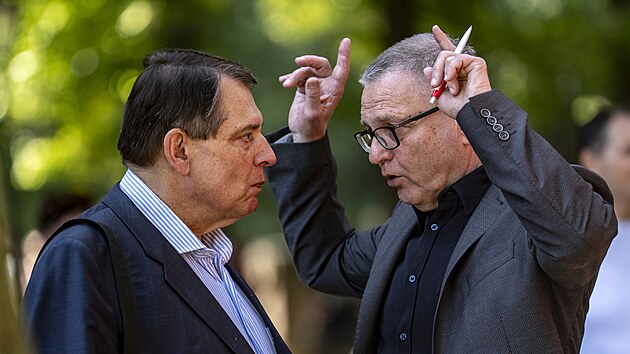 Lubomír Zaorálek (SOCDEM) hovořil s Jiřím Paroubkem (ČSSD) na oslavě Svátku práce na Střeleckém ostrově v Praze. (1. května 2025)