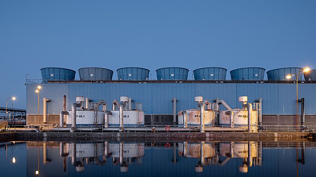 Rafinační činnost probíhá při vysokých teplotách. Chladící věže cirkulačních center mají v areálu Slovnaftu nezastupitelné místo.
