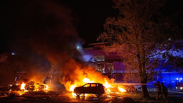 Následky útoku ruského dronu v Kyjevě. (4. května 2025)