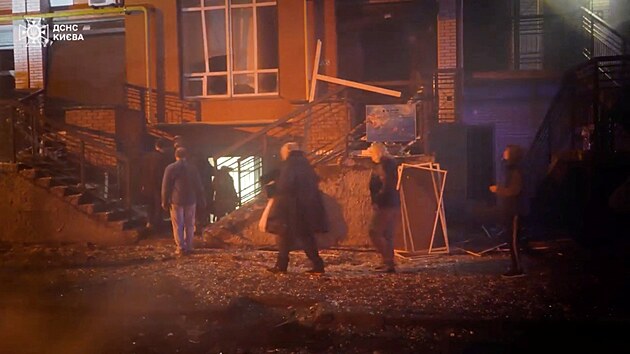 Následky útoku ruského dronu v Kyjevě (4. května 2025)