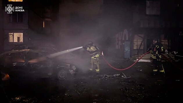 Následky útoku ruského dronu v Kyjevě. (4. května 2025)