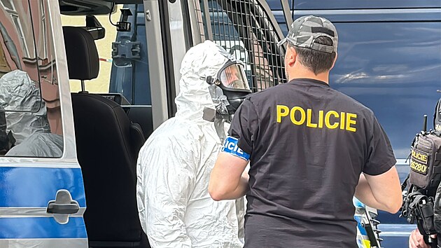 Policie zasahuje v bytě na pražském Smíchově. Prověřují přítomnost neznámé látky. (7. května 2025)