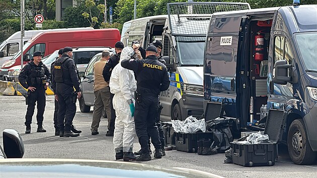 Policie zasahuje v bytě na pražském Smíchově. Prověřují přítomnost neznámé látky. (7. května 2025)