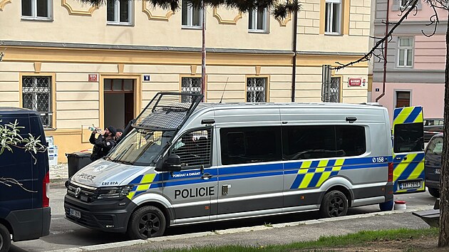 Policie zasahuje v bytě na pražském Smíchově. Prověřují přítomnost neznámé látky. (7. května 2025)
