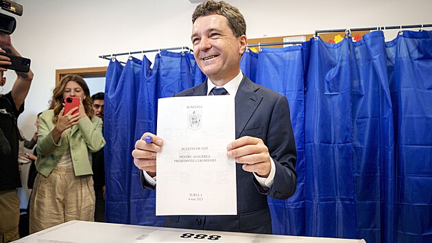 Prezidentský kandidát Nicusor Dan odevzdává svůj hlas v prvním kole opakovaných... Prezidentský kandidát Nicusor Dan odevzdává svůj hlas v prvním kole opakovaných...