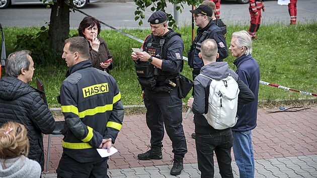 V sedmém podlaží panelového domu v Ostravě - Dubině zřejmě vybuchla elektrokoloběžka a byt poté zachvátil požár. Desítky lidí se nadýchaly kouře, všichni obyvatelé domu se museli evakuovat. (7. května 2025)