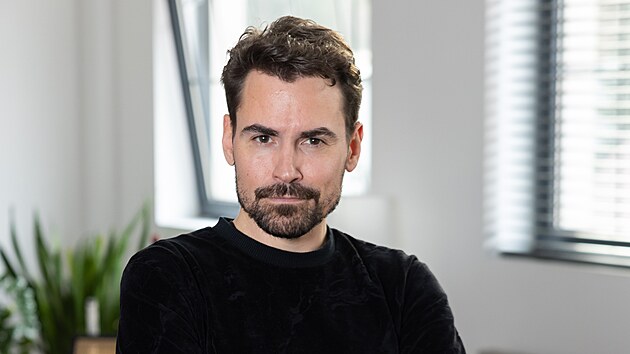 Michael a jeho alter ego Freddie Mercury, oba bydlí v moderním
smíchovském bytě.