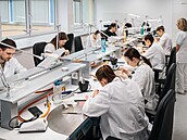 Budoucí zubaři se pod odborným dohledem a v nových laboratořích Fakultní... Budoucí zubaři se pod odborným dohledem a v nových laboratořích Fakultní...