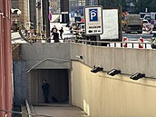 Muž v Praze hrozí skokem do podchodu u Státní opery, policisté se ho snaží... Muž v Praze hrozí skokem do podchodu u Státní opery, policisté se ho snaží...