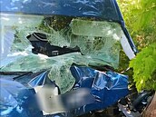 Řidič dodávky havaroval u Pištína. Zraněného řidiče odvezla záchranka. (14.... Řidič dodávky havaroval u Pištína. Zraněného řidiče odvezla záchranka. (14....