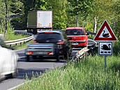 Velmi netradiční dopravní značka upozorňuje motoristy na fakt, že se kolem... Velmi netradiční dopravní značka upozorňuje motoristy na fakt, že se kolem...