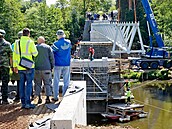 Dva stavební jeřáby instalovaly novou lávku pro pěší a cyklisty přes Radbuzu u... Dva stavební jeřáby instalovaly novou lávku pro pěší a cyklisty přes Radbuzu u...