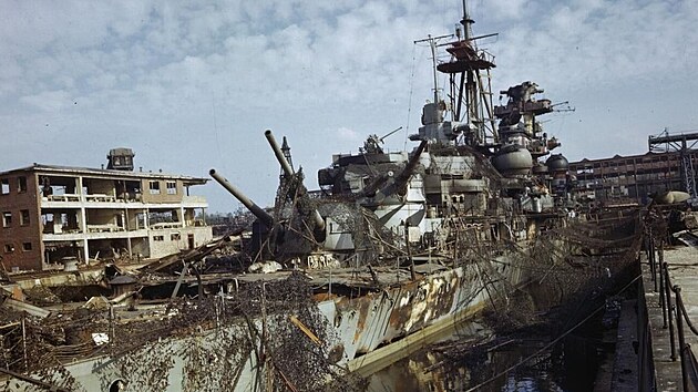 Těžký křižník Admiral Hipper při britském náletu na Kiel 9. dubna 1945 zasáhly... Těžký křižník Admiral Hipper při britském náletu na Kiel 9. dubna 1945 zasáhly...