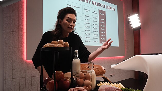 Jana Bobošíková na tiskové konferenci k představení volebního programu hnutí Stačilo! pro podzimní parlamentní volby. Hnutí láká na nulovou DPH na zdravé základní potraviny českého původu. (13. května 2025)