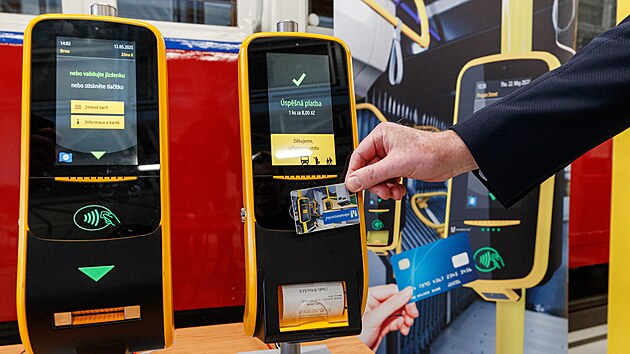 Cestuj&iacute;c&iacute; v&nbsp;olomouck&eacute; MHD zaplat&iacute; od podzimu 2026 j&iacute;zdn&eacute; platebn&iacute; kartou. Nov&yacute; odbavovac&iacute; syst&eacute;m dod&aacute; společnost Mikroelektronika, kter&aacute; uspěla ve v&yacute;běrov&eacute;m ř&iacute;zen&iacute;.