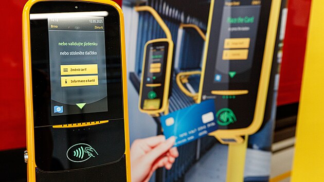Cestuj&iacute;c&iacute; v&nbsp;olomouck&eacute; MHD zaplat&iacute; od podzimu 2026 j&iacute;zdn&eacute; platebn&iacute; kartou. Nov&yacute; odbavovac&iacute; syst&eacute;m dod&aacute; společnost Mikroelektronika, kter&aacute; uspěla ve v&yacute;běrov&eacute;m ř&iacute;zen&iacute;.