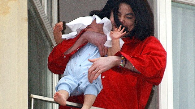 Americký zpěvák Michael Jackson drží své dítě přes zábradlí balkonu v hotelu... Americký zpěvák Michael Jackson drží své dítě přes zábradlí balkonu v hotelu...