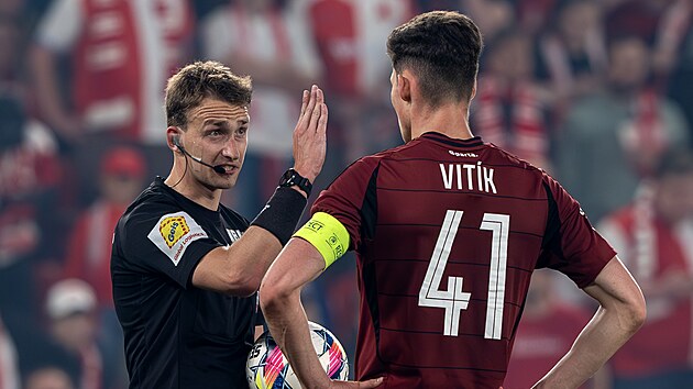 Sudí Jan Beneš komunikuje během derby se sparťanem Martinem Vitíkem. Sudí Jan Beneš komunikuje během derby se sparťanem Martinem Vitíkem.