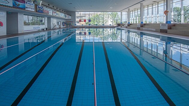 Oprava plaveckého bazénu v Kroměříži se natahuje vinou nepříznivého počasí. (květen 2025)