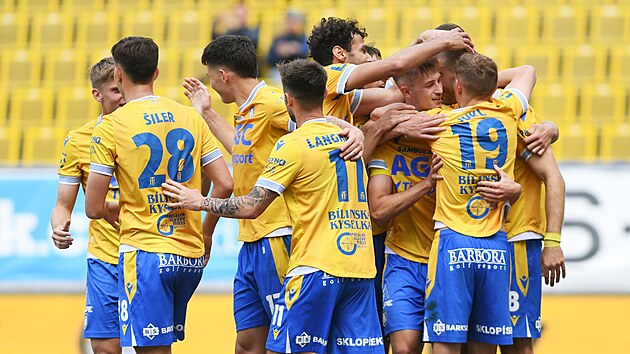 Tepličtí fotbalisté slaví vstřelený gól. Tepličtí fotbalisté slaví vstřelený gól.