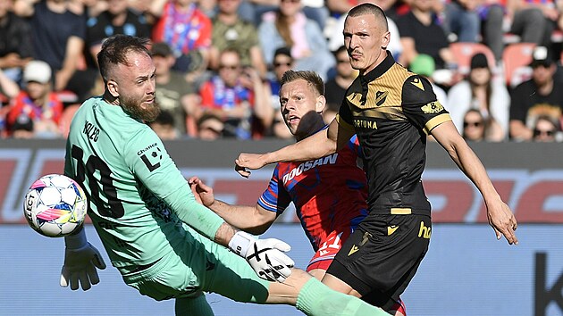 Ostravský brankář Dominik Holec se snaží zasáhnout před Matějem Vydrou z Plzně. Ostravský brankář Dominik Holec se snaží zasáhnout před Matějem Vydrou z Plzně.
