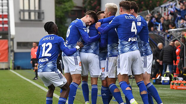 Fotbalisté Olomouce se radují z gólu. Fotbalisté Olomouce se radují z gólu.