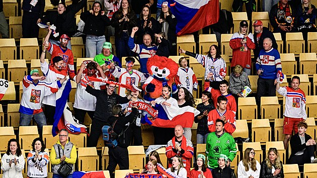 Čeští fanoušci podporují hokejisty přímo v Herningu. Čeští fanoušci podporují hokejisty přímo v Herningu.