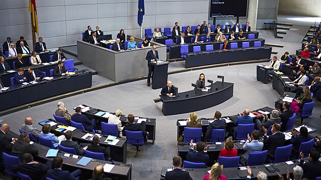 Nová vláda v Německu zvažuje, že s odkládáním peněz na stáří začnou děti už na prvním stupni základní školy. Spolková vláda již přišla i s konkrétním návrhem, podle kterého by školáci ve věku od šesti do osmnácti let mohli dostávat od státu 10 eur měsíčně, což je v přepočtu zhruba 250 Kč. Nová vláda v Německu zvažuje, že s odkládáním peněz na stáří začnou děti už na prvním stupni základní školy. Spolková vláda již přišla i s konkrétním návrhem, podle kterého by školáci ve věku od šesti do osmnácti let mohli dostávat od státu 10 eur měsíčně, což je v přepočtu zhruba 250 Kč.