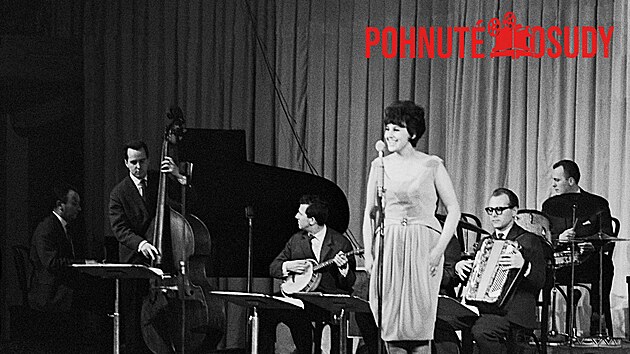 Zpěvačka Judita Čeřovská zpívá s orchestrem Slávy Kunsta v roce 1962. Zpěvačka Judita Čeřovská zpívá s orchestrem Slávy Kunsta v roce 1962.