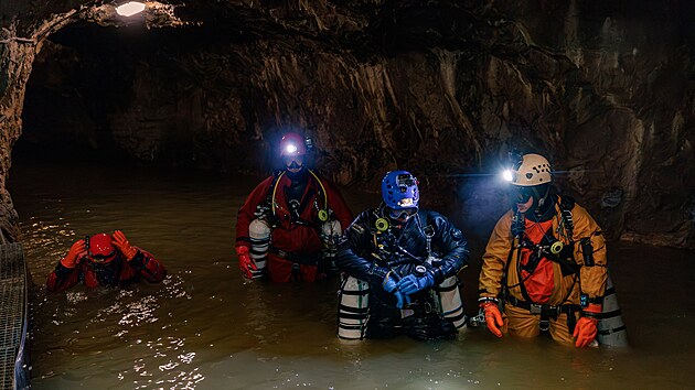 Jeskynní potápěči České speleologické společnosti Petr Chmel, Radek Nejezchleb...