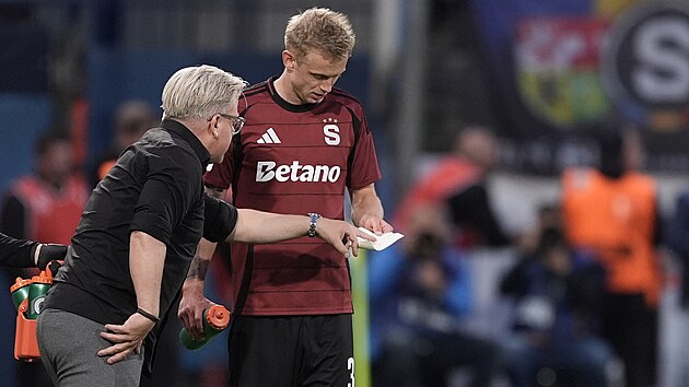 Sparťanský kouč Lars Friis instruuje Jaroslava Zeleného. Sparťanský kouč Lars Friis instruuje Jaroslava Zeleného.