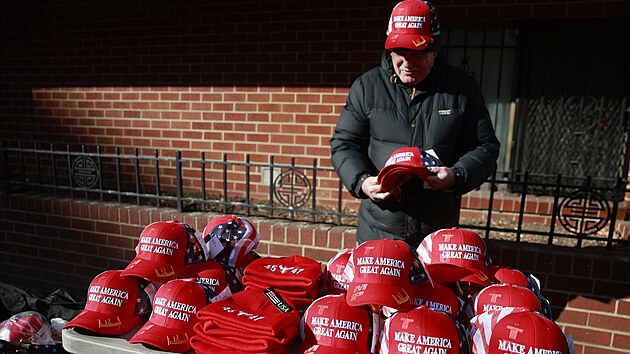 Pouliční prodejce nabízí zboží s trumpovskou tematikou v den inaugurace nového... Pouliční prodejce nabízí zboží s trumpovskou tematikou v den inaugurace nového...