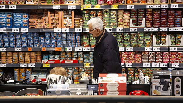 Zákazník mezi regály jednoho z bulharských supermarketů. Lidé se bojí, že... Zákazník mezi regály jednoho z bulharských supermarketů. Lidé se bojí, že...