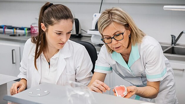 Budouc&iacute; zubaři se pod odborn&yacute;m dohledem a v nov&yacute;ch laboratoř&iacute;ch Fakultn&iacute; nemocnice Ostrava uč&iacute; vyr&aacute;bět a posuzovat kvalitu zubn&iacute;ch n&aacute;hrad. (14. května 2025)