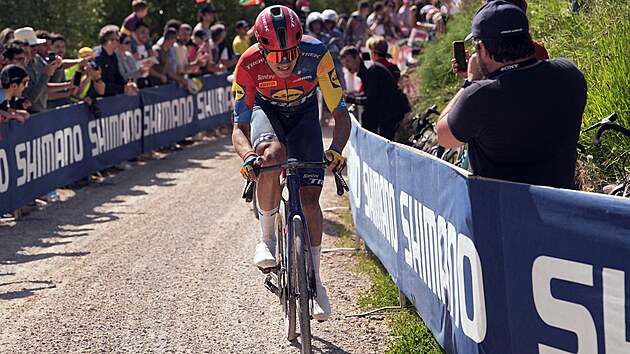 Mathias Vacek na šotolině v 9. etapě Gira. Mathias Vacek na šotolině v 9. etapě Gira.