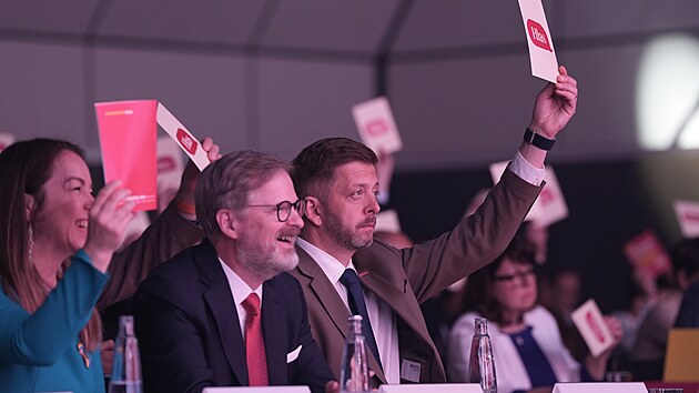 Premiér Petr Fiala a předseda Starostů a nezávislých, ministr vnitra Vít Rakušan na sněmu hnutí STAN