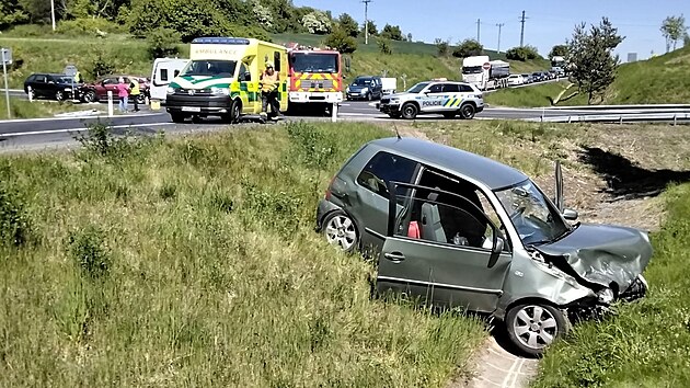 Nehoda tří vozidel si u sjezdu z I/13 vyžádala lehké zranění jednoho z... Nehoda tří vozidel si u sjezdu z I/13 vyžádala lehké zranění jednoho z...