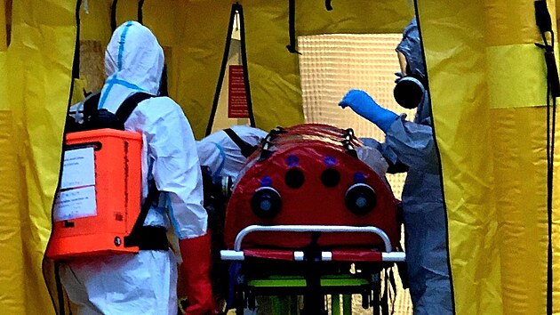 Ochranné obleky a dezinfekce, hasiči ukázali zásah u pacienta s podezřením na... Ochranné obleky a dezinfekce, hasiči ukázali zásah u pacienta s podezřením na...