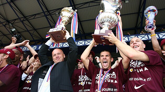 Sparťanský trenér Michal Bílek (vlevo), Jan Rezek a Daniel Kolář oslavují zisk double, tedy triumf v lize i v poháru, v květnu 2007.
