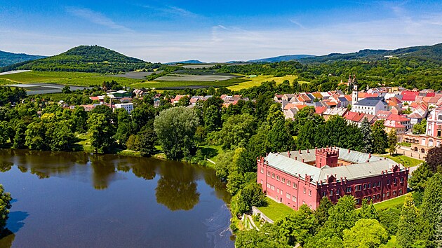 Historické centrum města s hradem Šumburkem v pozadí Historické centrum města s hradem Šumburkem v pozadí