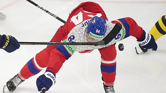 David Kämpf schytal nepříjemný úder hokejkou do obličeje. David Kämpf schytal nepříjemný úder hokejkou do obličeje.