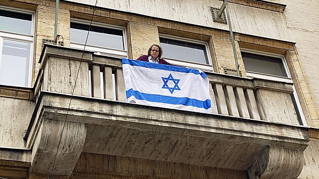 Starostka Prahy 1 Terezie Radoměřská (TOP09) vrací zpět Izraelskou vlajku. (28. května 2025)