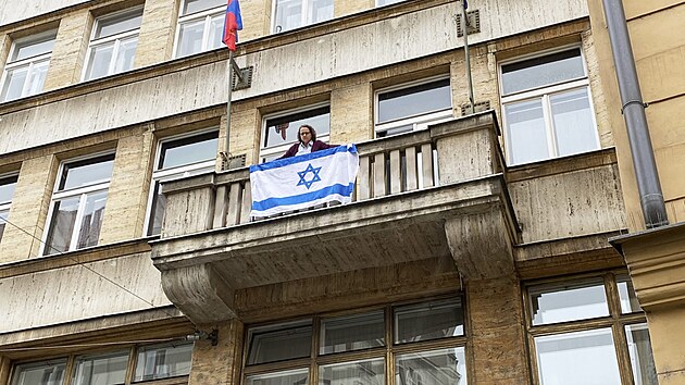 Starostka Prahy 1 Terezie Radoměřská (TOP09) vrací zpět Izraelskou vlajku. (28. května 2025)