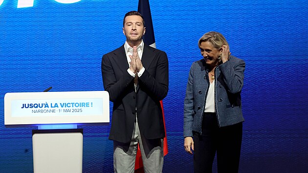 Jordan Bardella a Marine Le Penová na sjezdu strany ve městě Narbonne (1. května 2025)