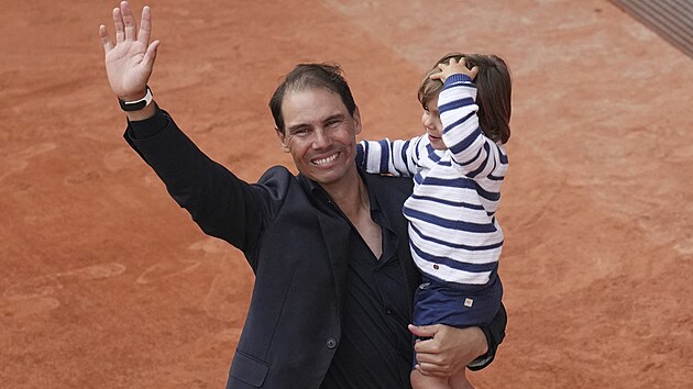 Čtrnáctinásobný šampion pařížského grandslamu Rafael Nadal se svým synem při rozlučkovém ceremoniálu na Roland Garros