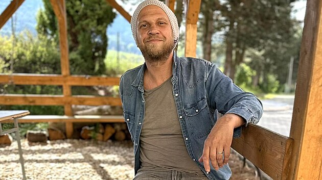 Tomáš Polák s elastickou punčochou na noze Tomáš Polák s elastickou punčochou na noze