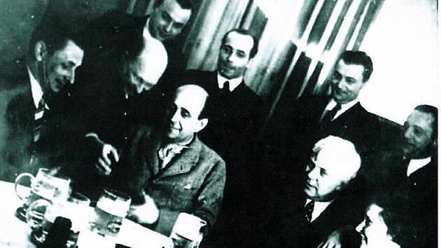 Bohatý společenský život na zámku v Úlicích před válkou, zcela vlevo Vlasta Burian, vedle něj sedící Jan Masaryk.